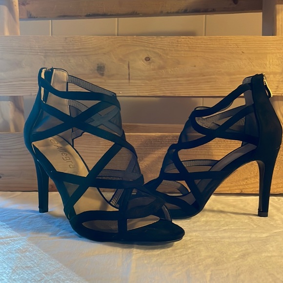 Black heels - Picture 1 of 4